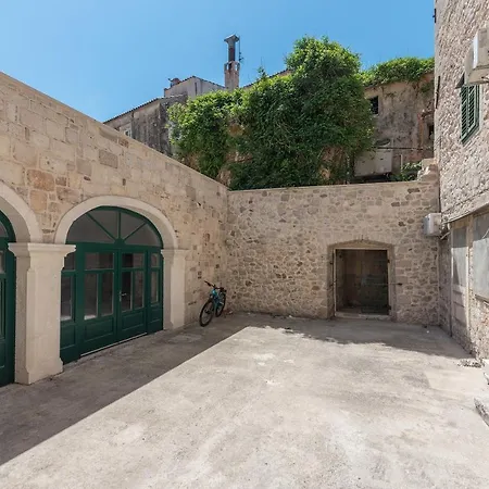 Heritage Palace Listun Apartment Makarska